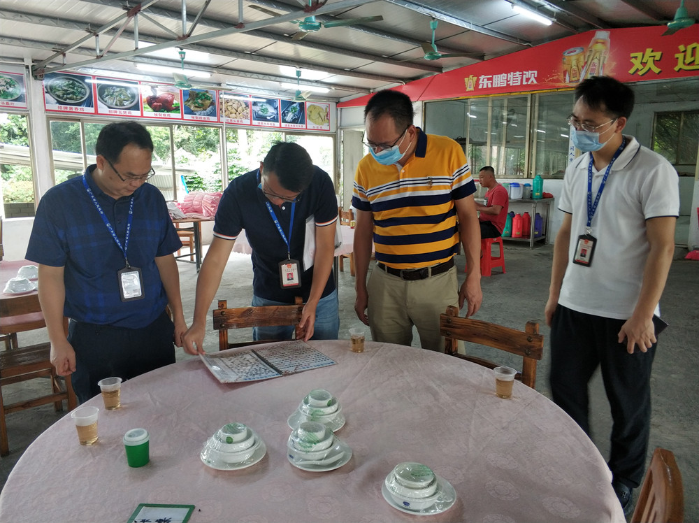 清城區(qū)市場(chǎng)監(jiān)管局領(lǐng)導(dǎo)班子帶隊(duì)開展“中秋、國慶”節(jié)前安全大檢查1.jpg