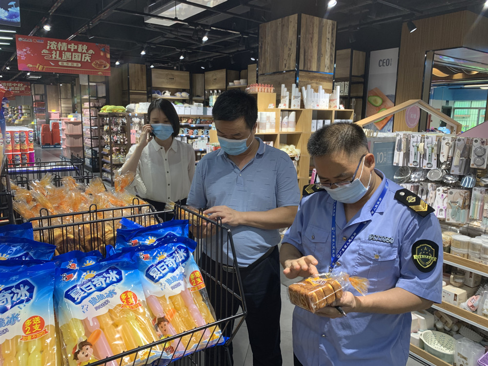 清城區(qū)市場(chǎng)監(jiān)管局領(lǐng)導(dǎo)班子帶隊(duì)開展“中秋、國慶”節(jié)前安全大檢查3.jpg