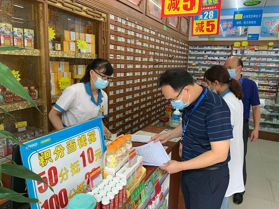 （圖為黃勁鋒局長(zhǎng)、個(gè)私企徐國(guó)奇副書(shū)記檢查藥店落實(shí)購(gòu)藥實(shí)名登記情況）.jpg