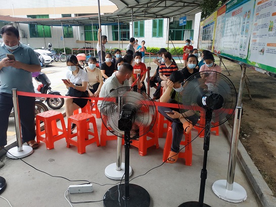 （圖為飛來(lái)峽所組織市場(chǎng)、食品、藥品從業(yè)人員到衛(wèi)生院打疫苗）.jpg