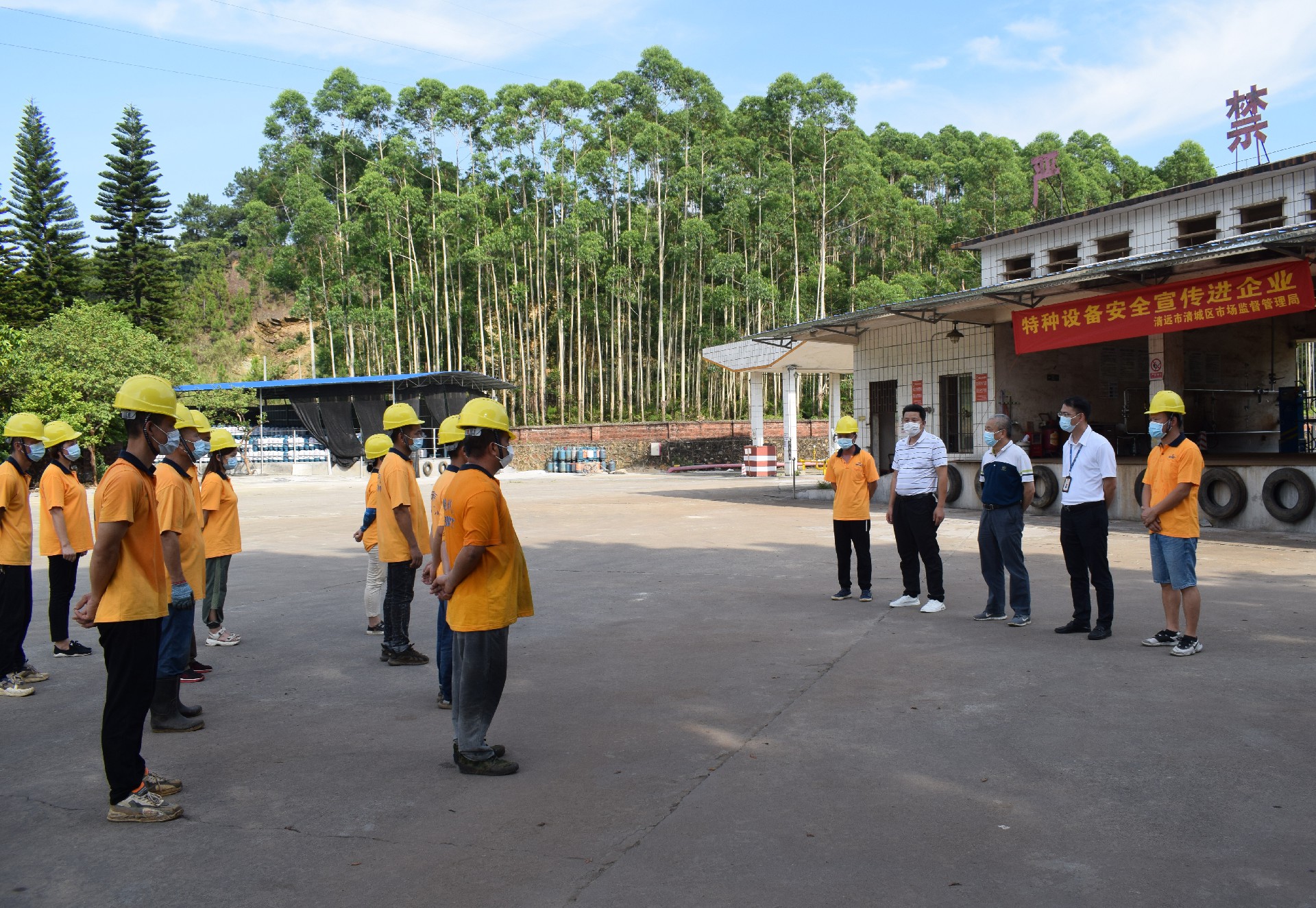 （圖為搶險(xiǎn)成功，宣布解除警戒。）.jpg