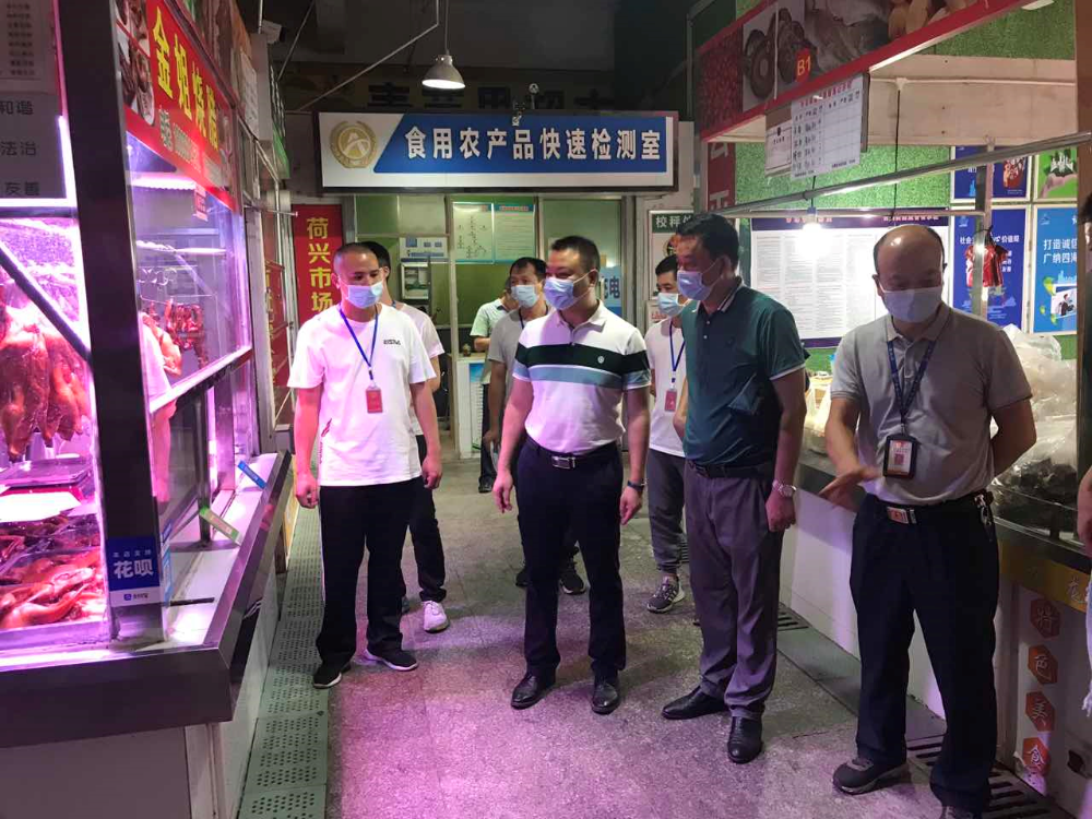 圖片四為執(zhí)法人員對集貿市場進行疫情防控檢查.jpg